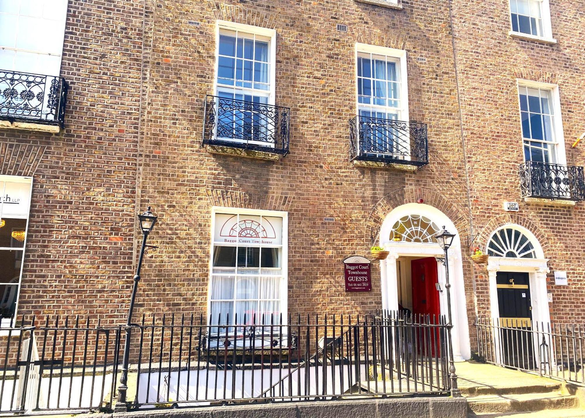 Baggot Court Townhouse Hotel Dublin Exterior photo