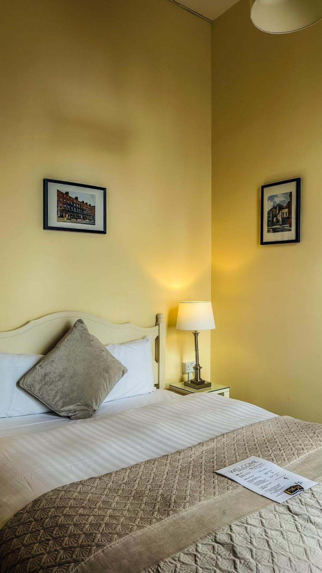 Baggot Court Townhouse Hotel Dublin Room photo