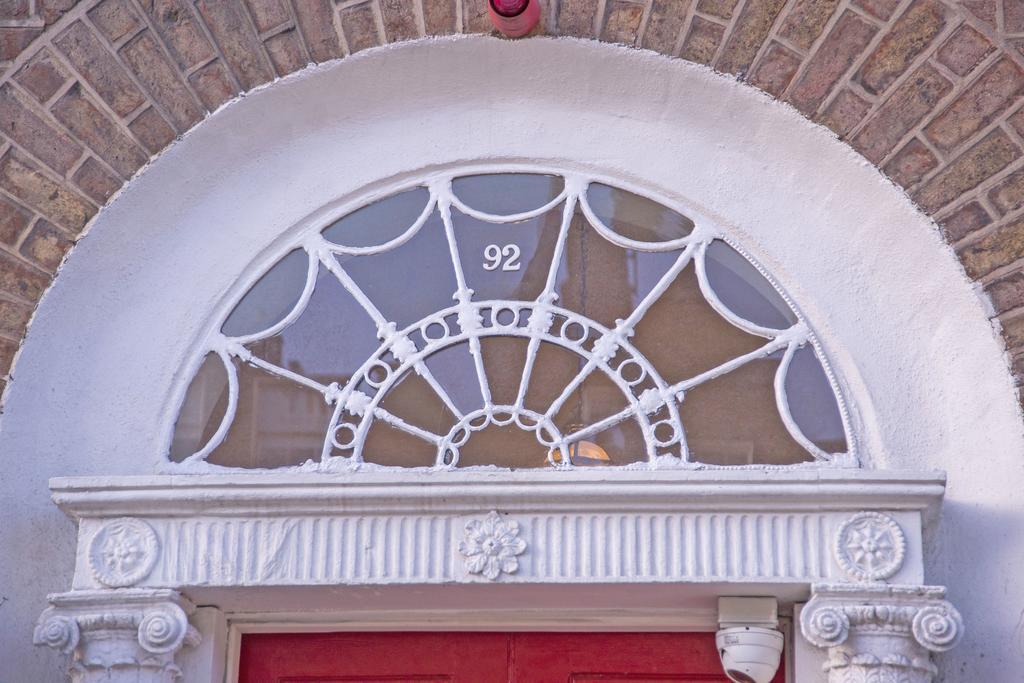 Baggot Court Townhouse Hotel Dublin Exterior photo