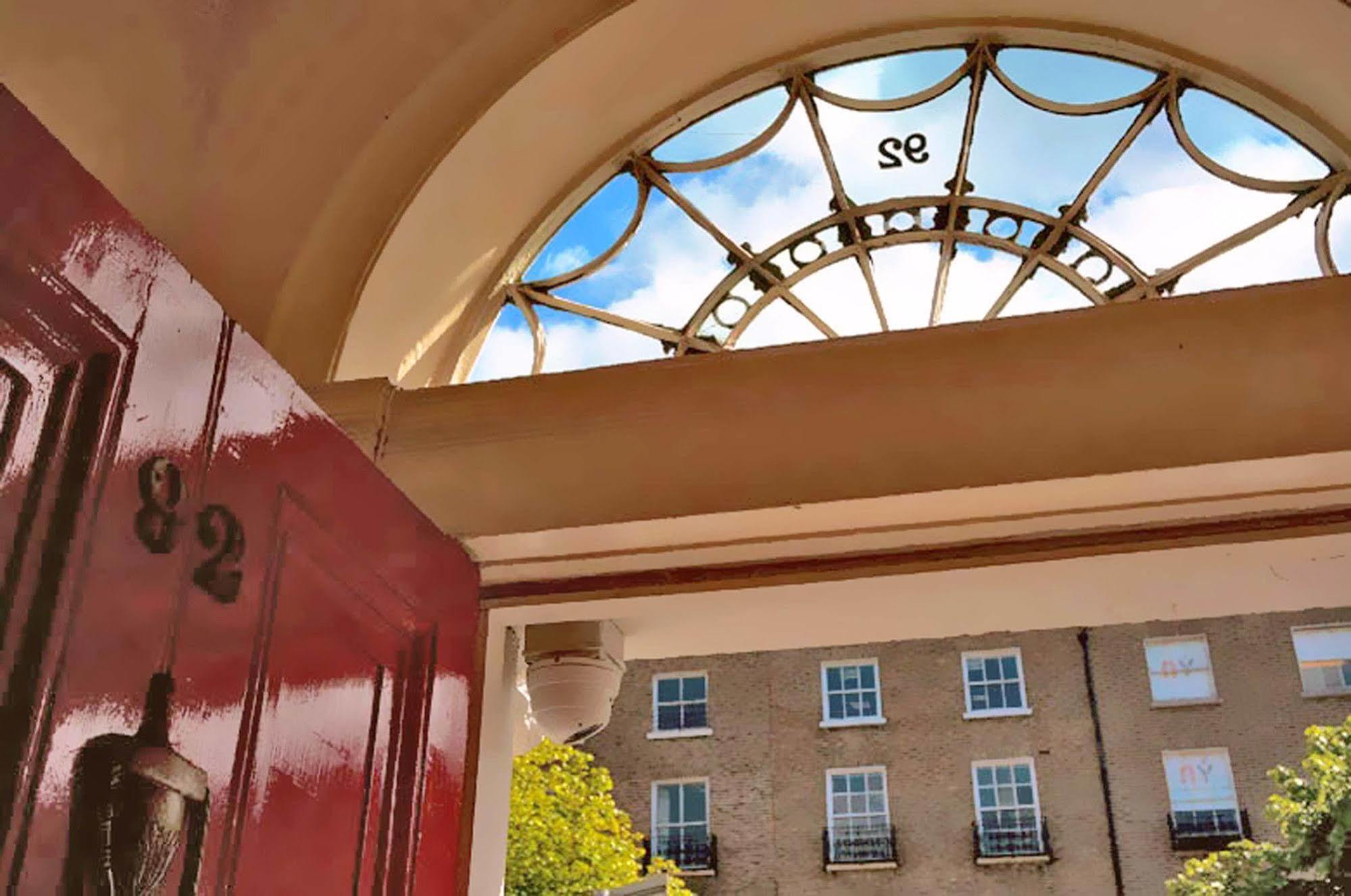 Baggot Court Townhouse Hotel Dublin Exterior photo